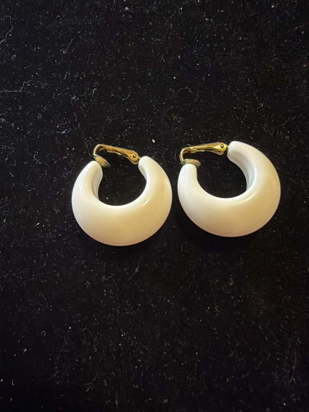 Sarah Coventry Vintage White Resin Chunky Hoop Clip-On Earrings